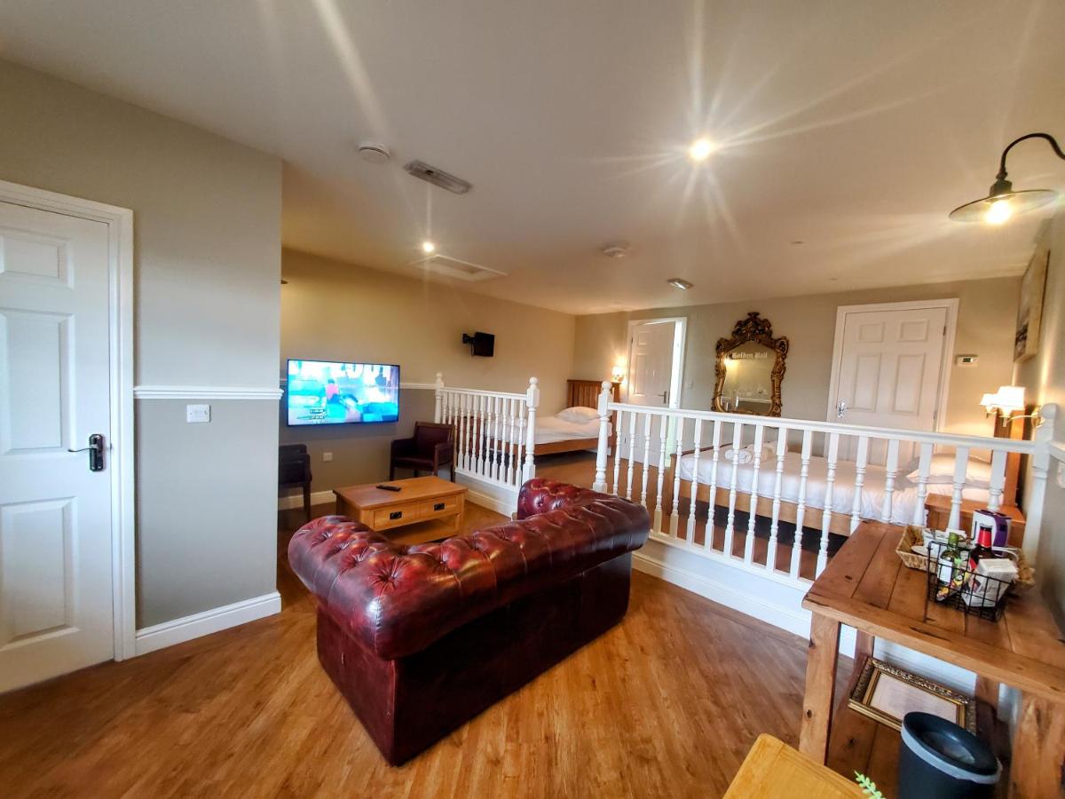 The Golden Ball Hotel - Housity