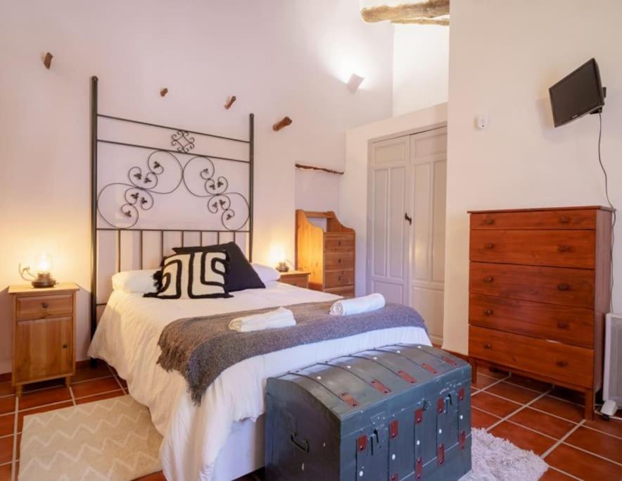 Casa rural con jacuzzi y chimenea en paraje único - La Casa del Pino - Housity