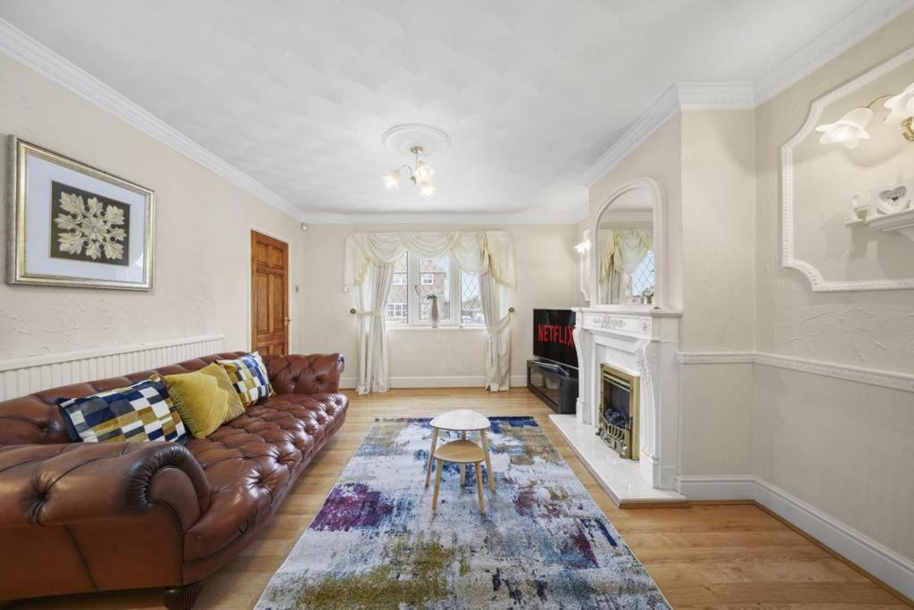 Spacious 3 bedrooms house in Bolton Upon Dearne Up to 6 Guests! - Housity