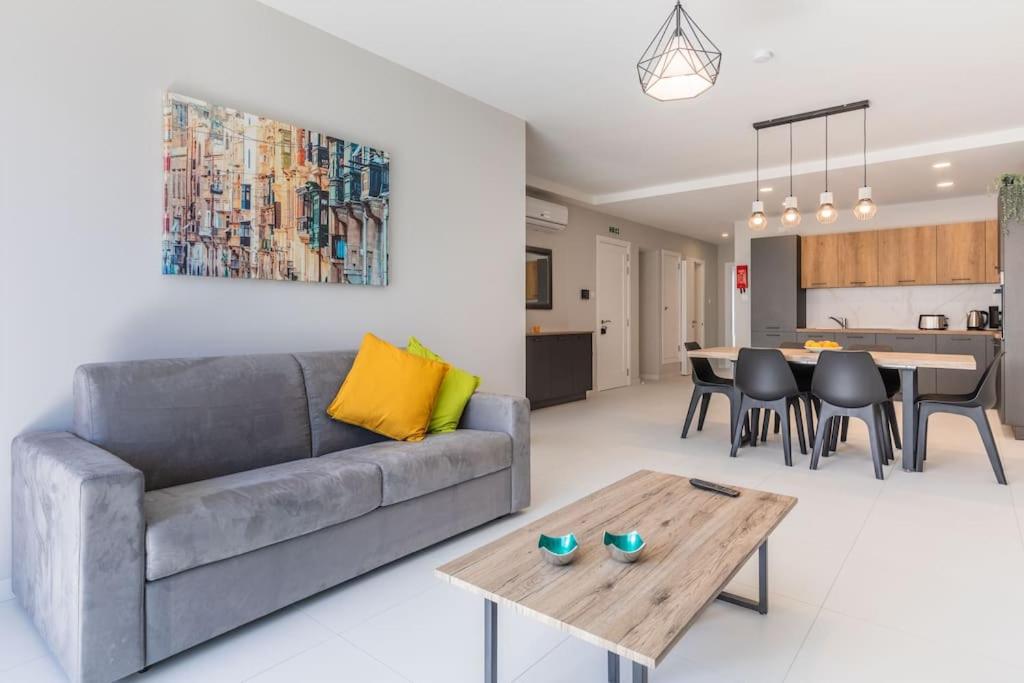 Exquisite modern luxury apt in central Malta - Walking distance to the restaurants & night life - Housity