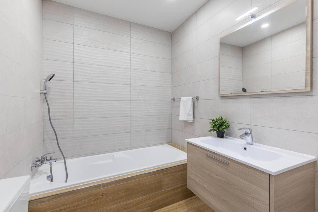 Exquisite modern luxury apt in central Malta - Walking distance to the restaurants & night life - Housity