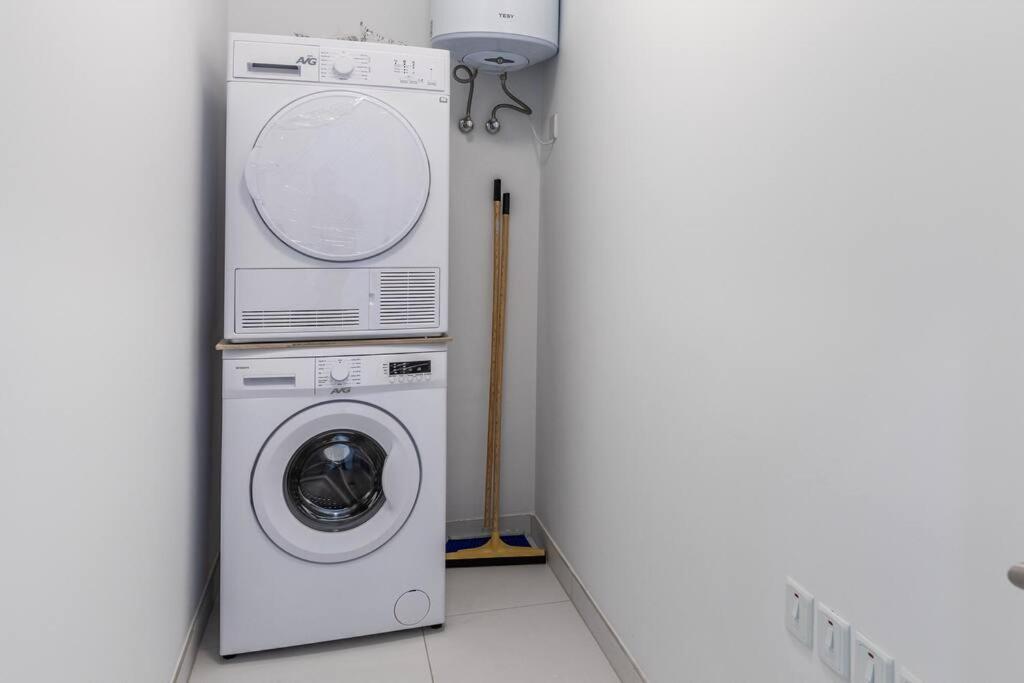Exquisite modern luxury apt in central Malta - Walking distance to the restaurants & night life - Housity