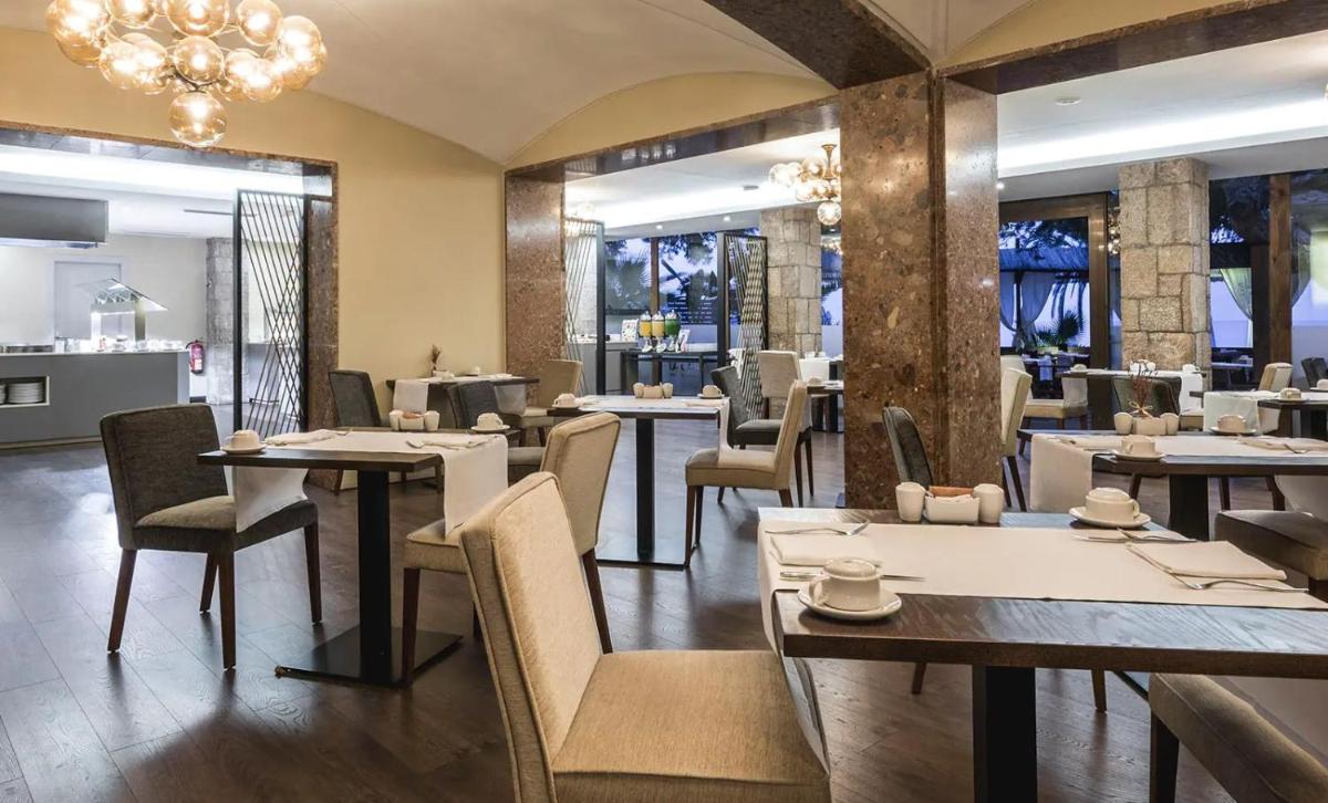 Un restaurante o sitio para comer en Be Live Adults Only La Cala Boutique Hotel