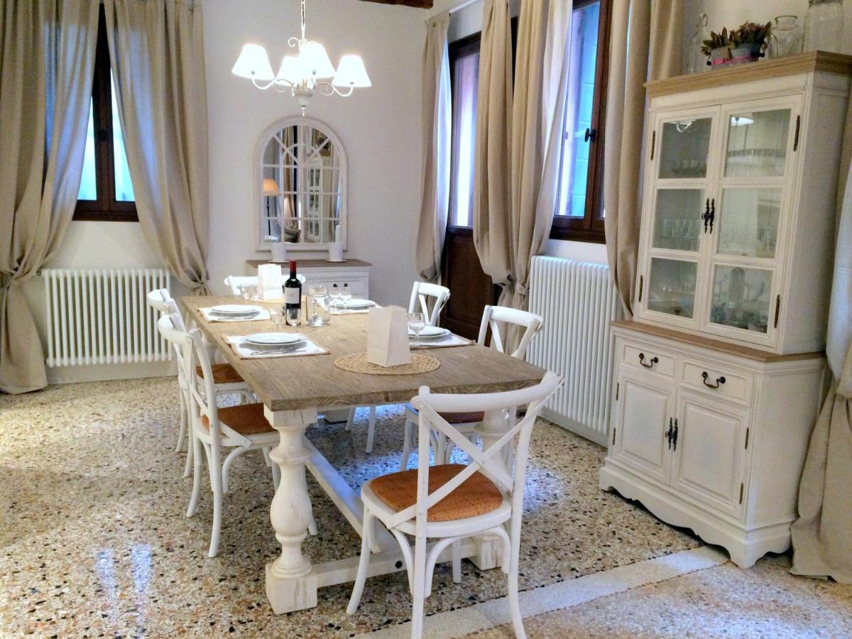 Romantic Rialto - Housity