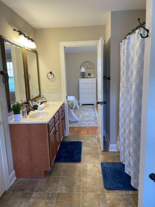 Suitetrails - Quiet Cozy 1 Bed 1 Bath with King Bed Free Parking