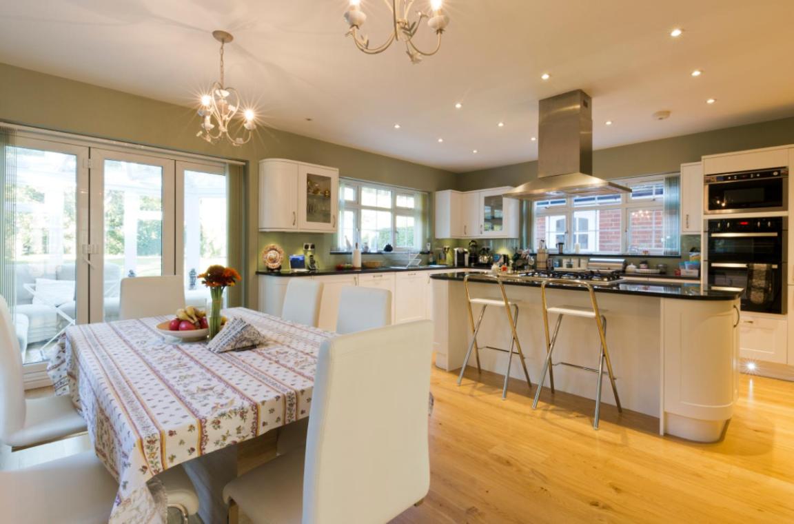Leafy Suburban Bed and Breakfast - Housity