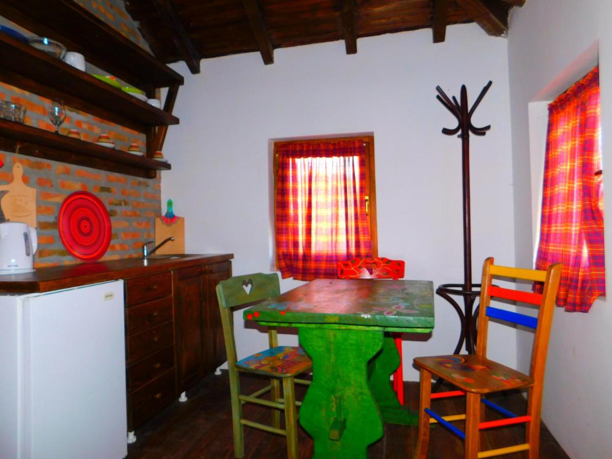 Bas u inat babarogama - Housity