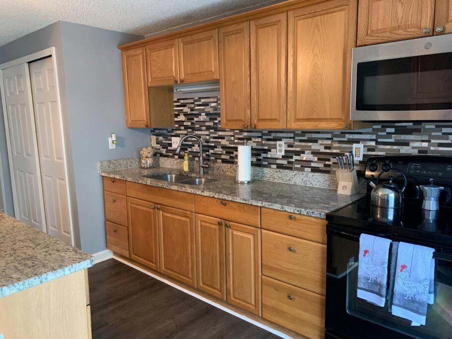 Minutes to the beach! 4-bedroom home, free parking - Housity