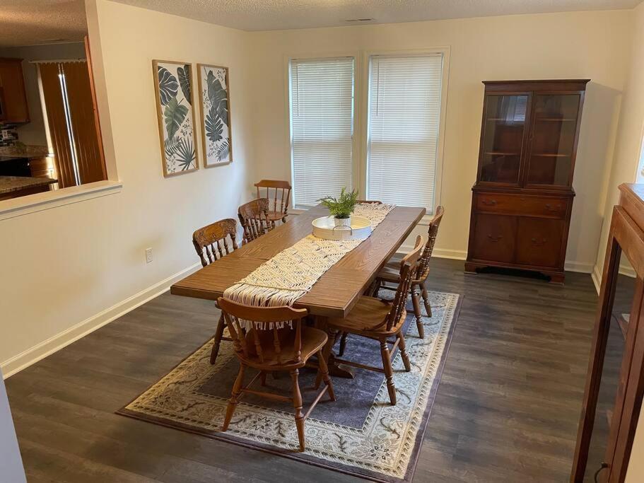 Minutes to the beach! 4-bedroom home, free parking - Housity