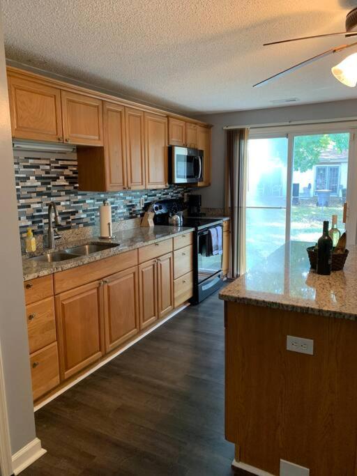 Minutes to the beach! 4-bedroom home, free parking - Housity