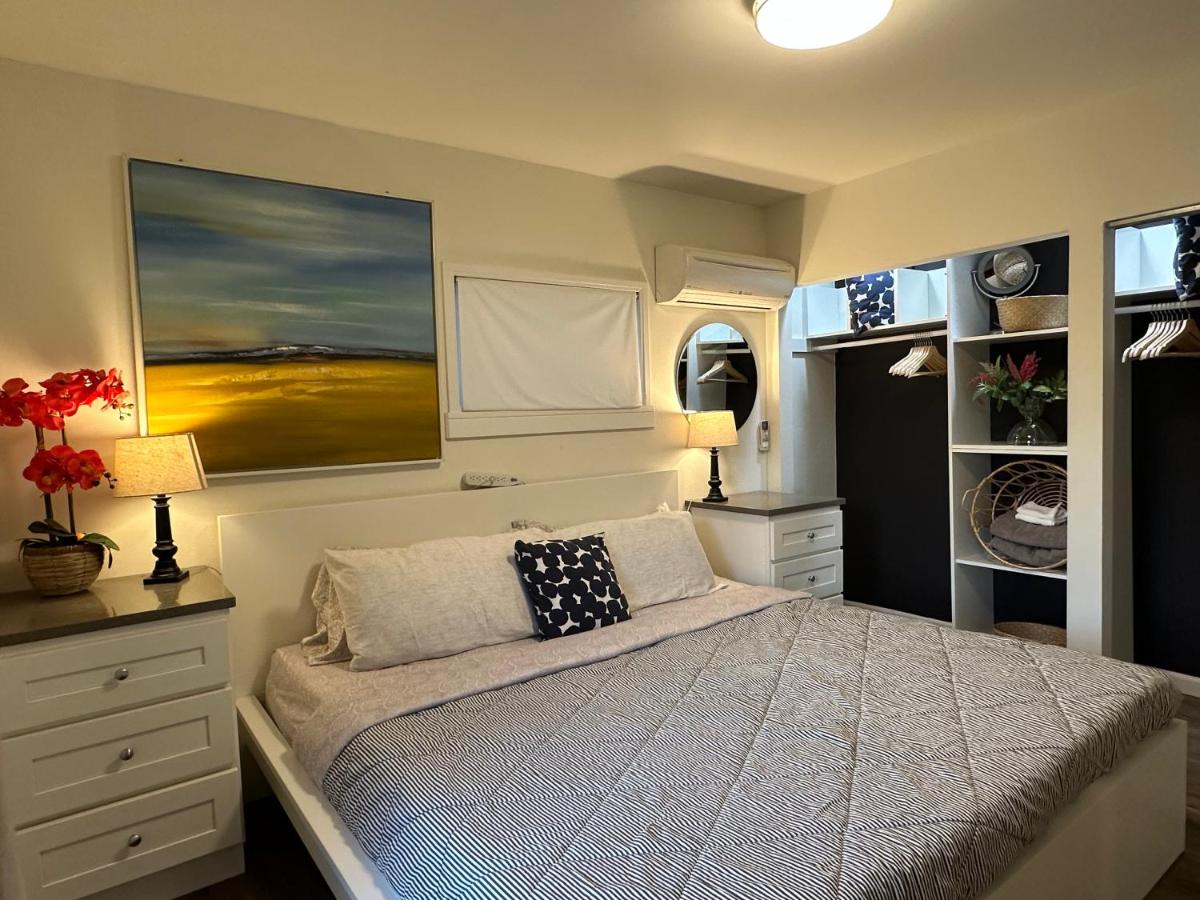 Cozy Home Conveniently Located with King Bed - Housity