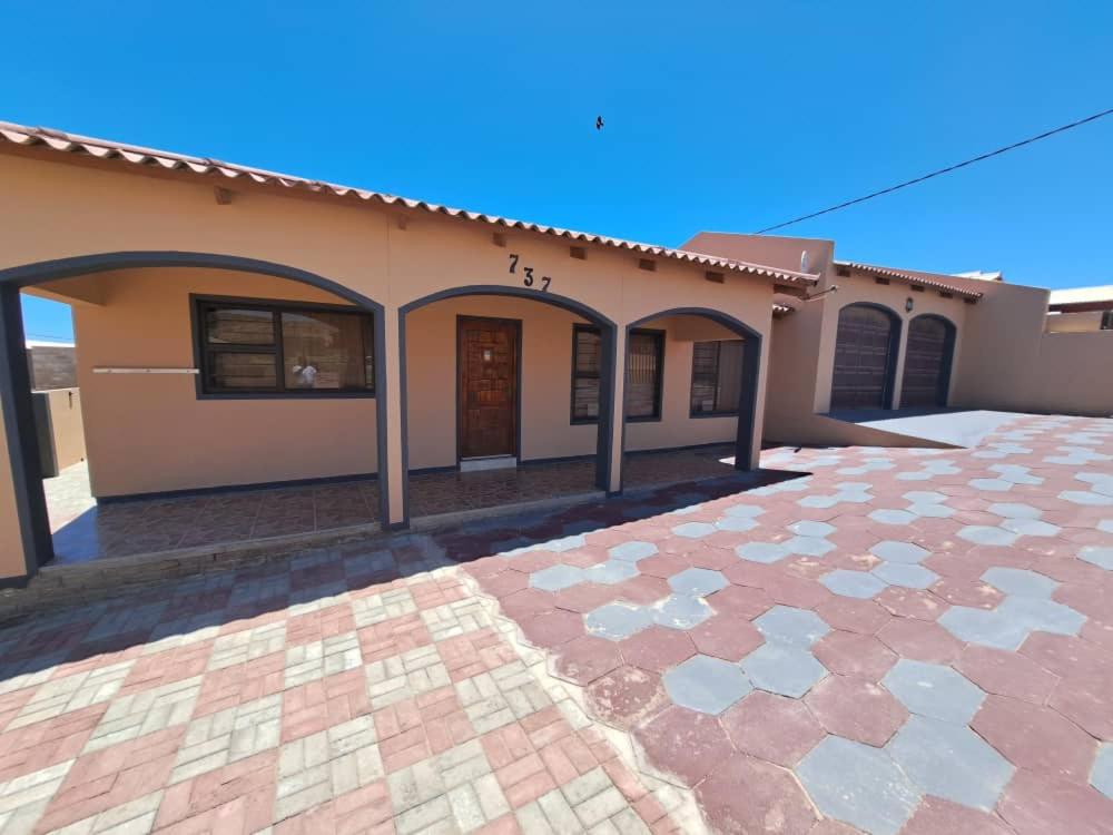 JJP SELF CATERING - Three bedroom house - Housity