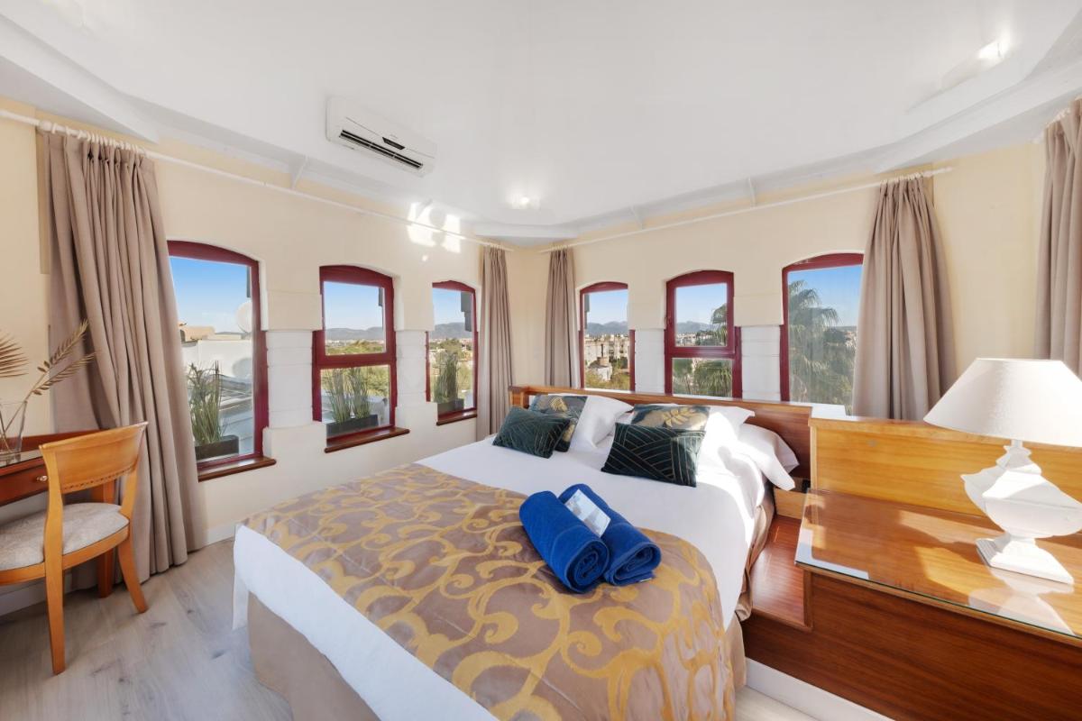 Cama o camas de una habitación en Hotel Ciutat Jardi