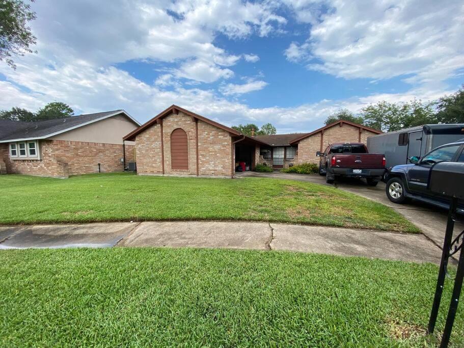 Cheerful 3 Bedroom Home with Garage Parking - Housity