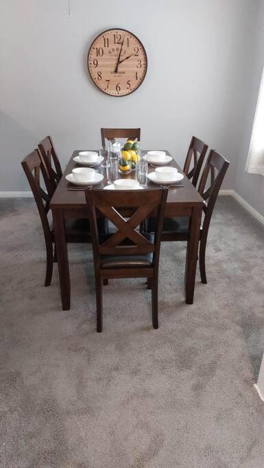 Cheerful 3 Bedroom Home with Garage Parking - Housity