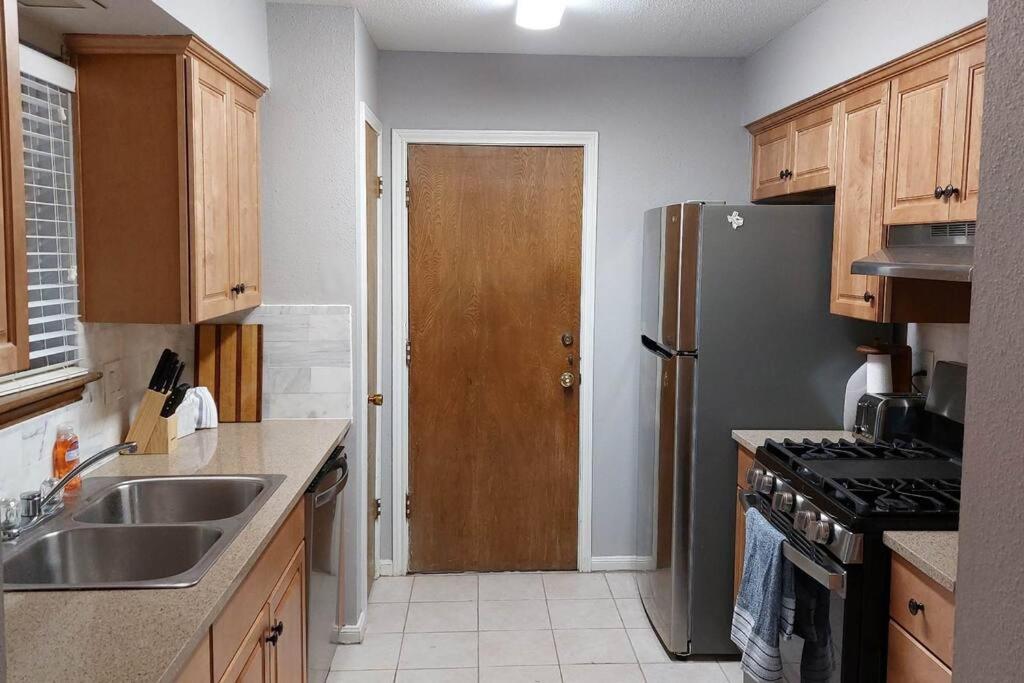 Cheerful 3 Bedroom Home with Garage Parking - Housity
