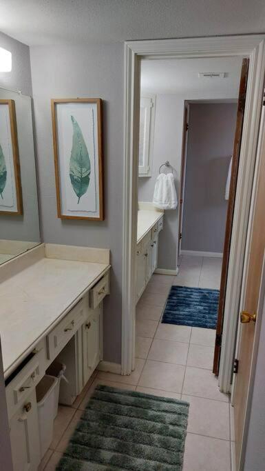 Cheerful 3 Bedroom Home with Garage Parking - Housity