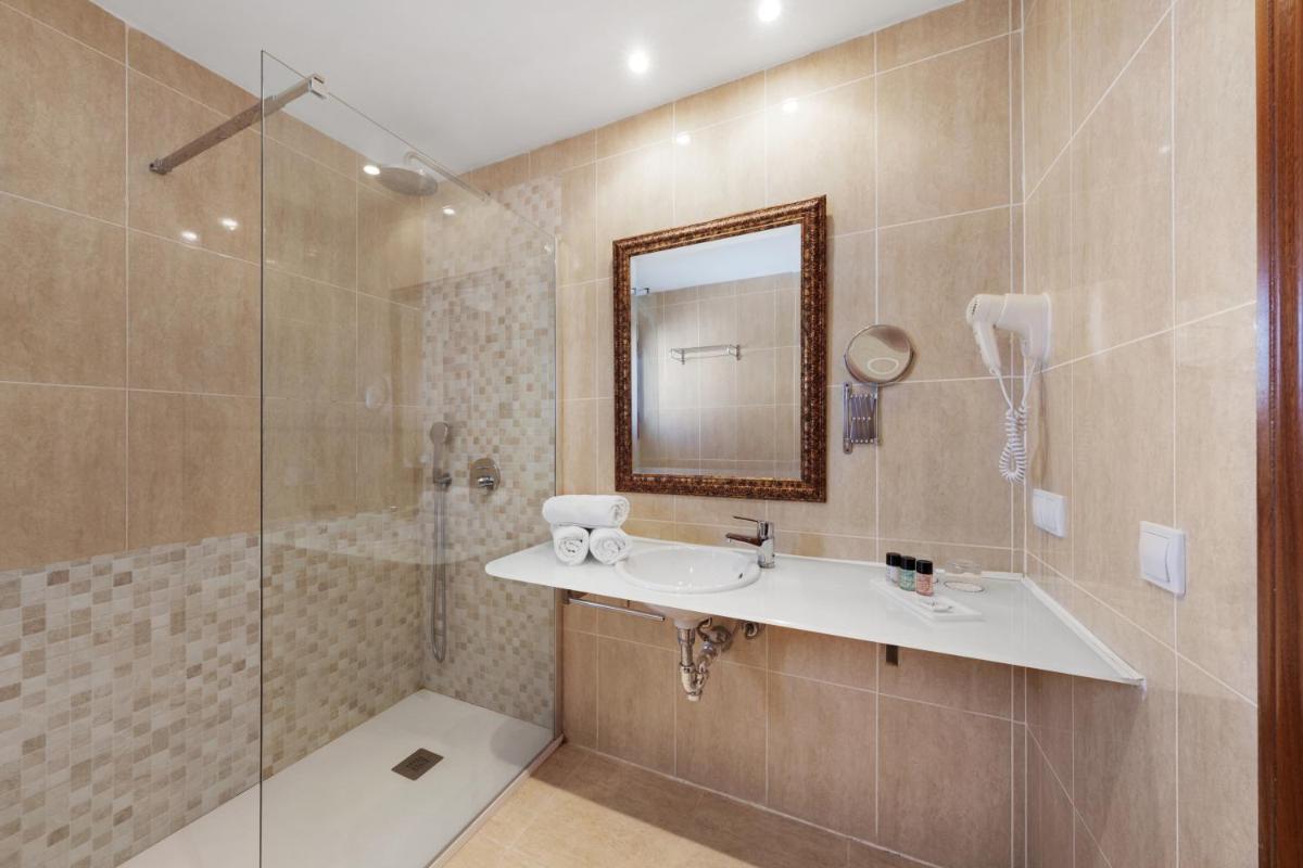 Un baño de Hotel Ciutat Jardi