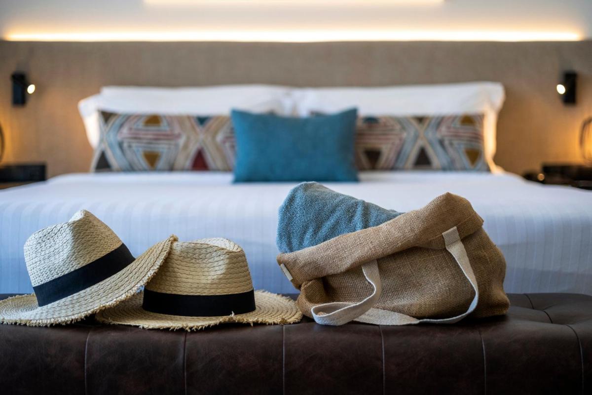 Uma cama ou camas num quarto em Crowne Plaza - Caparica Lisbon