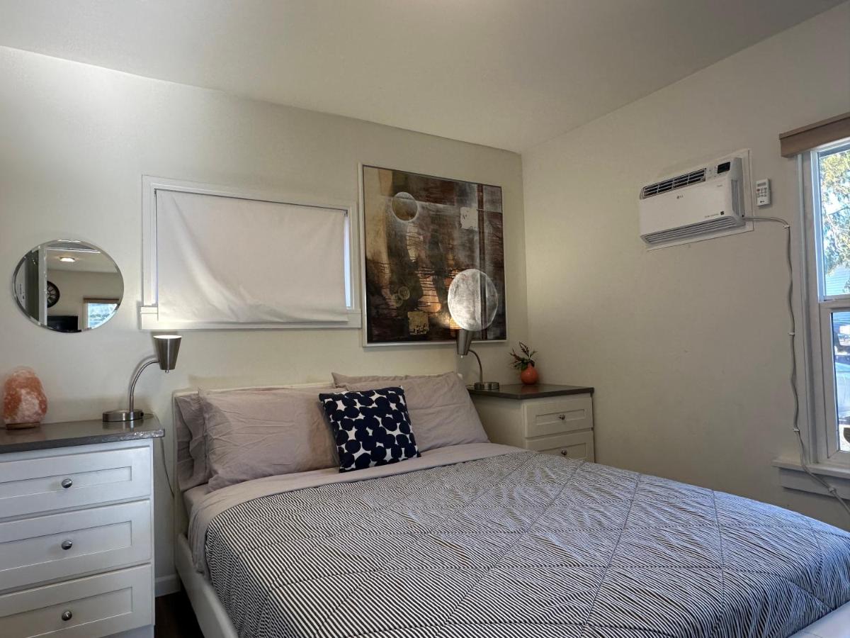 Cozy Home Conveniently Located with King Bed - Housity