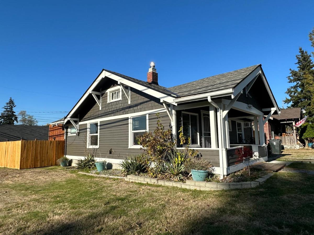 Cozy Home Conveniently Located with King Bed - Housity