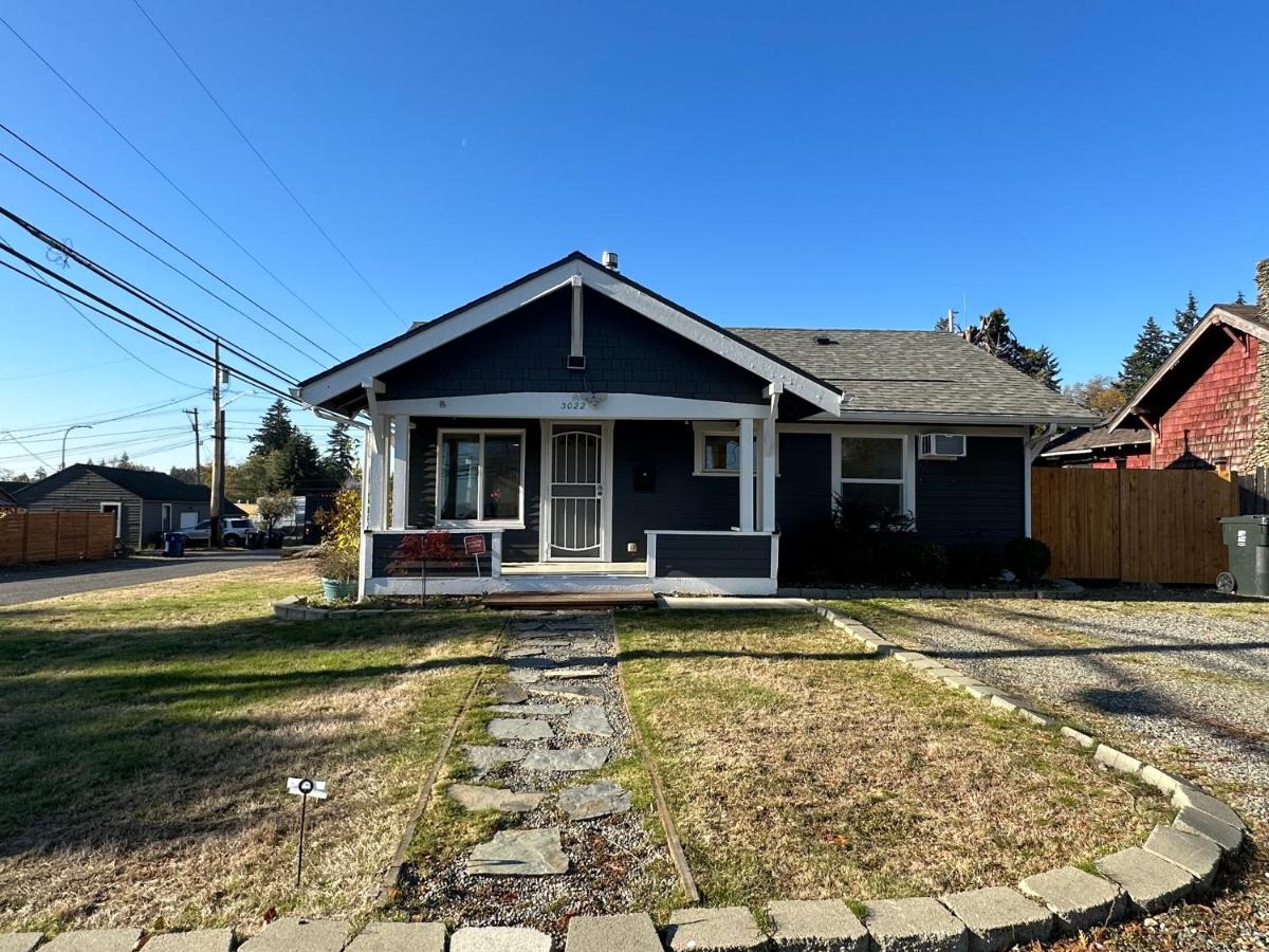 Cozy Home Conveniently Located with King Bed - Housity