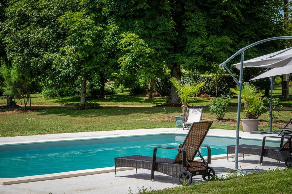 Magnifique Gîte - 4 chambres - avec piscine et petit plan d'eau - Housity