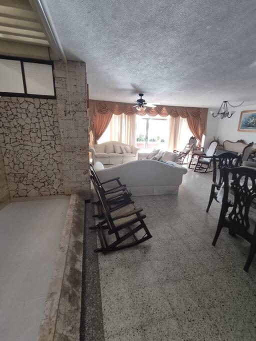 Amplio apartamento ubicado en zona turística - Housity