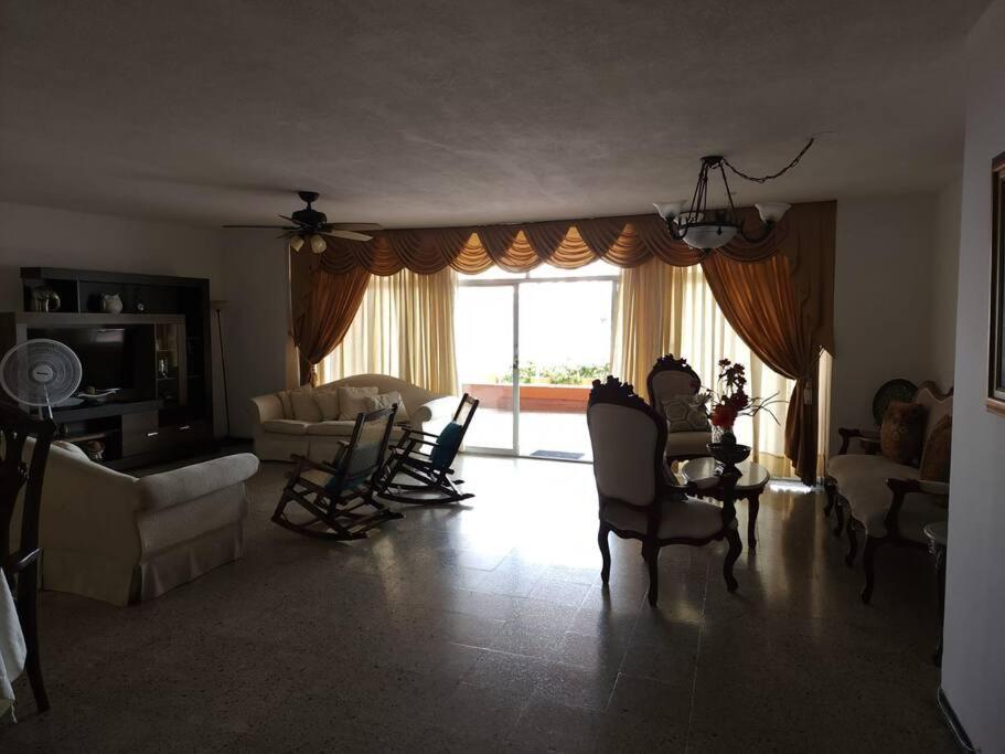 Amplio apartamento ubicado en zona turística - Housity
