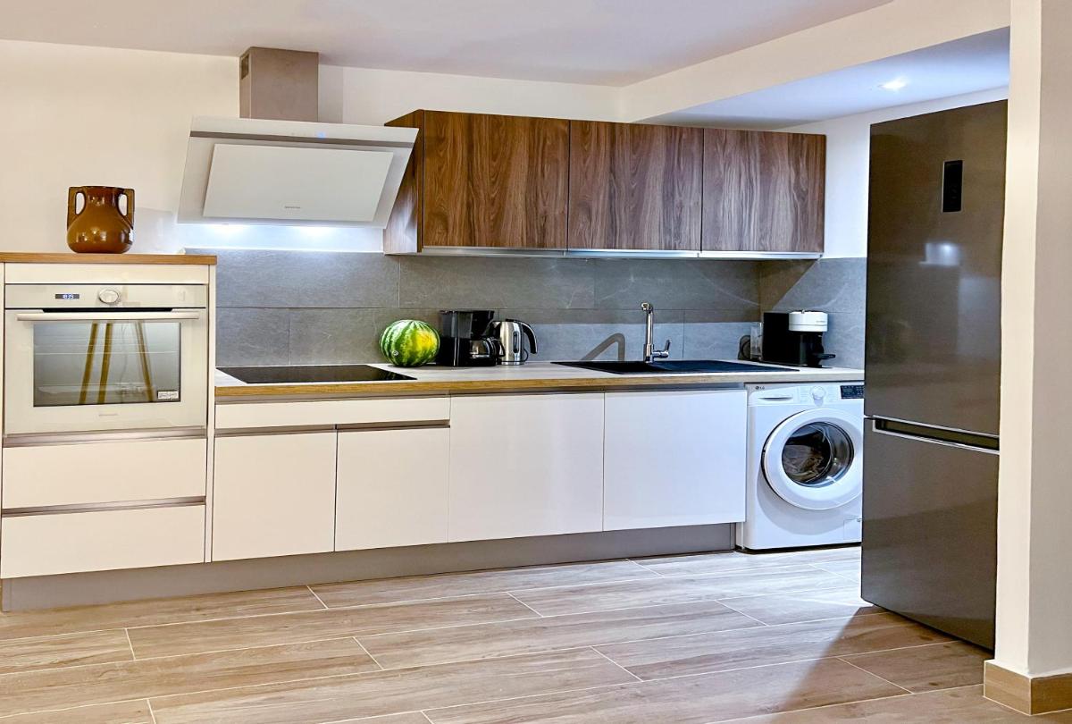 Fully renovated large and dual-aspect apartment with ocean view, 2 bedrooms, 2 bathrooms, 2 terraces - Housity
