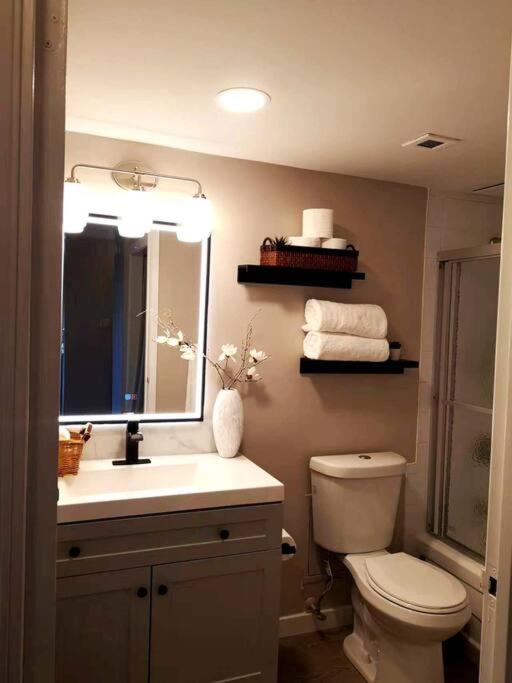 1-Bedroom+1 Den Apt in Calgary - Housity