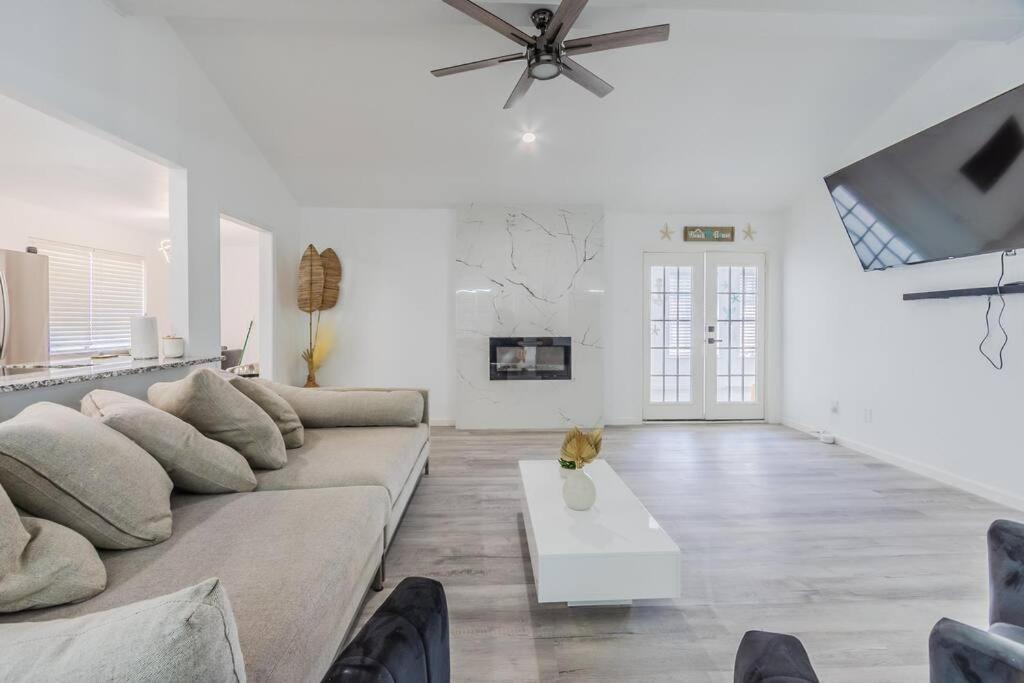 Suitetrails - Recently remodeled Luxury house with pool and spa