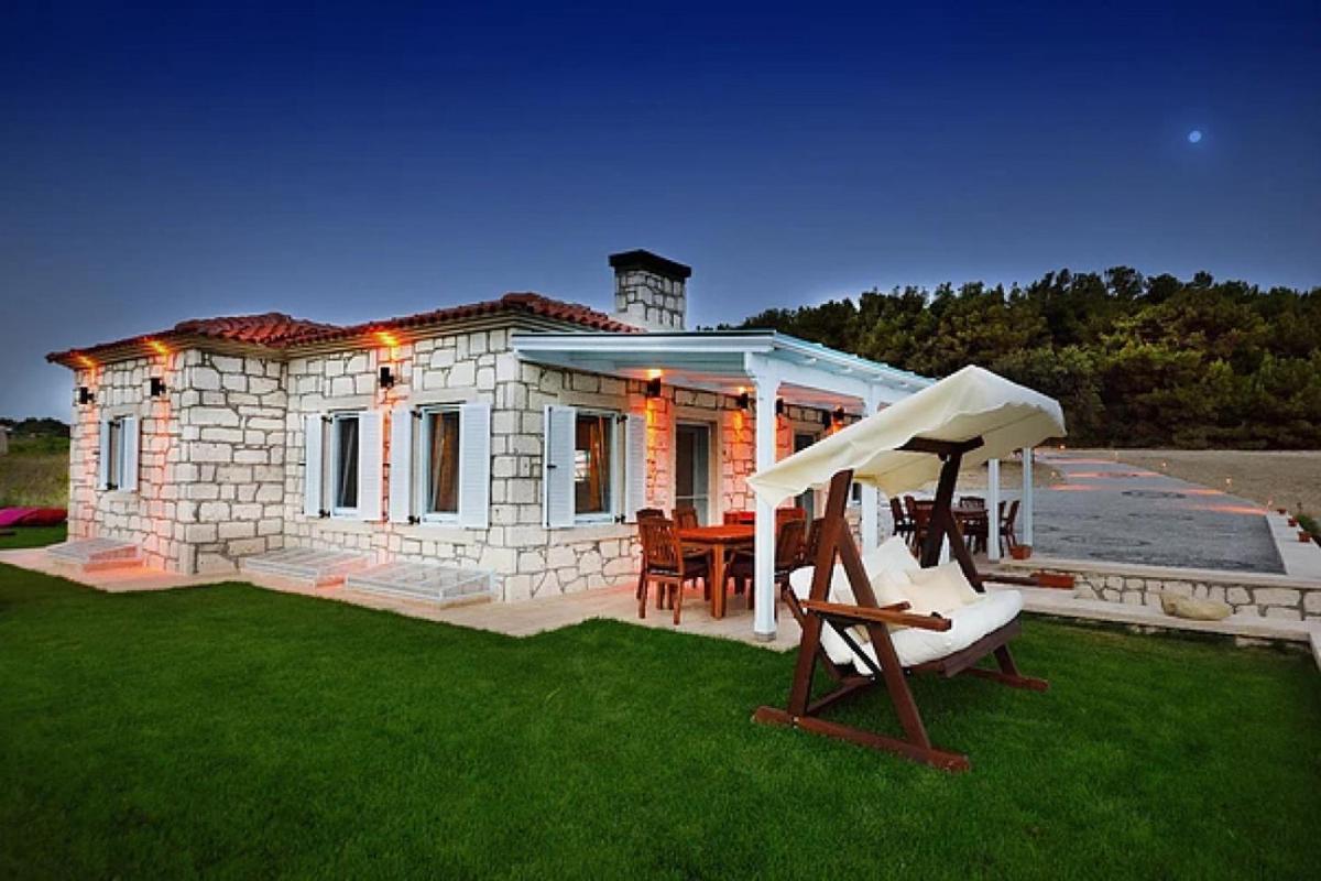 Dreamy Villa near Beach with Backyard in Bozcaada - Housity