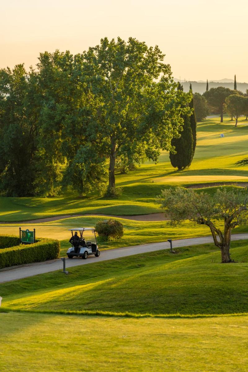 Instalaciones para jugar al golf en el apartahotel o alrededores
