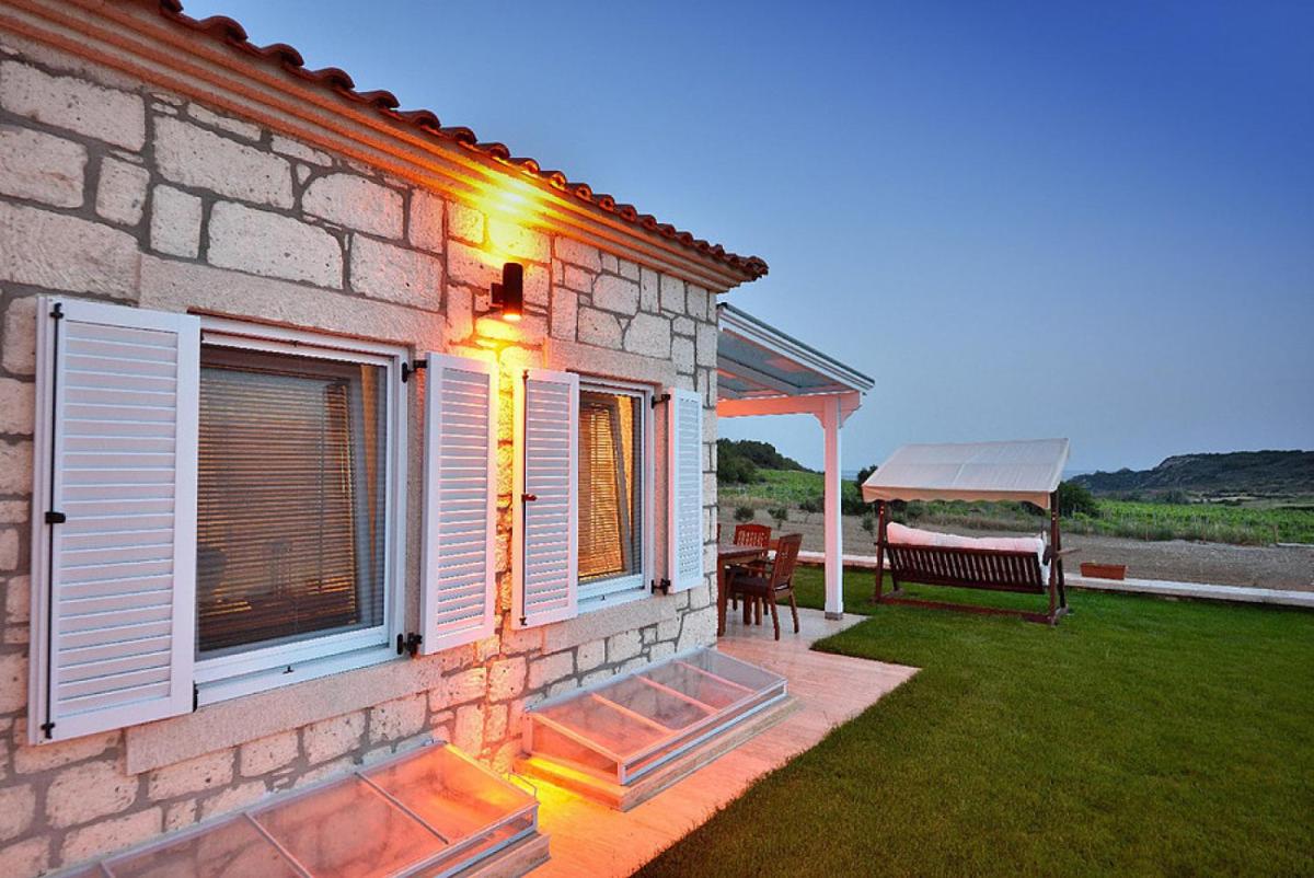 Lovely Villa with Backyard in Bozcaada near Beach - Housity