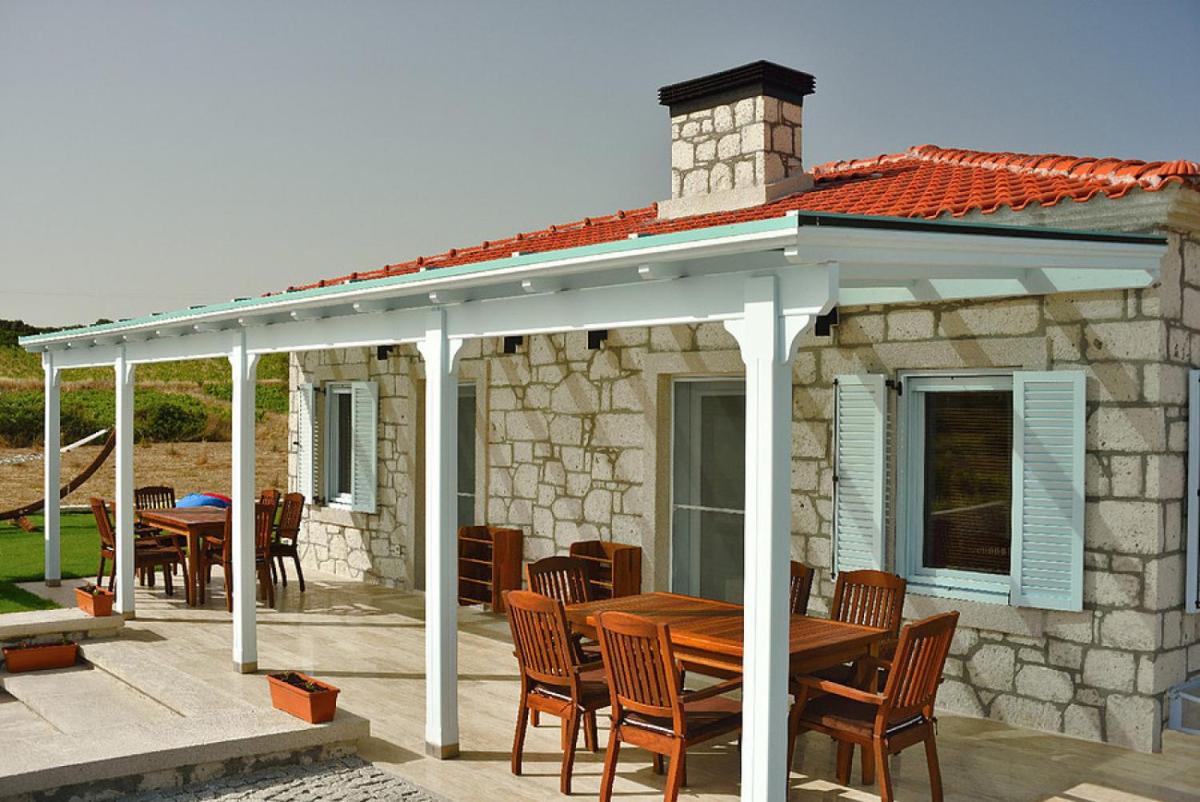 Lovely Villa with Backyard in Bozcaada near Beach - Housity