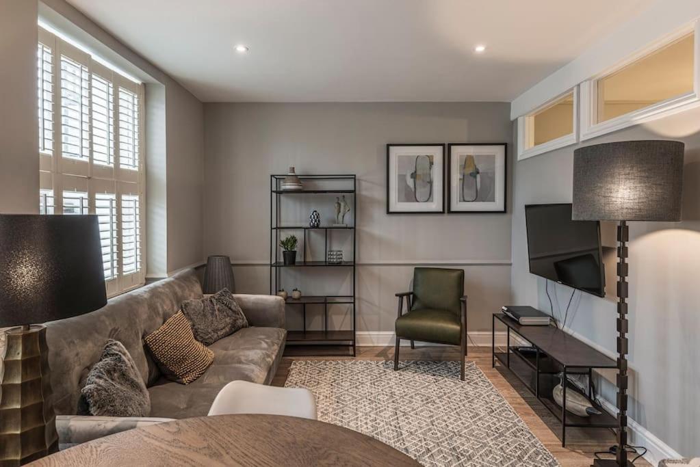 Nelson Crescent East : Modern one bedroom basement apartment in central location - Hizvo