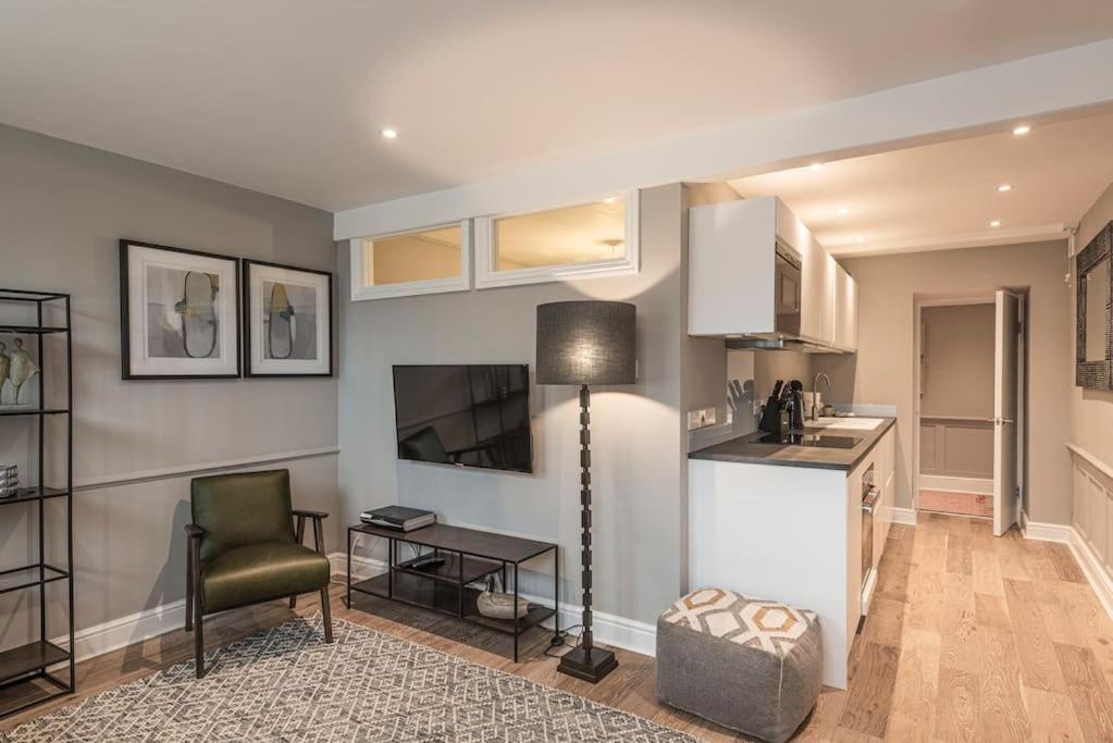 Nelson Crescent East : Modern one bedroom basement apartment in central location - Hizvo