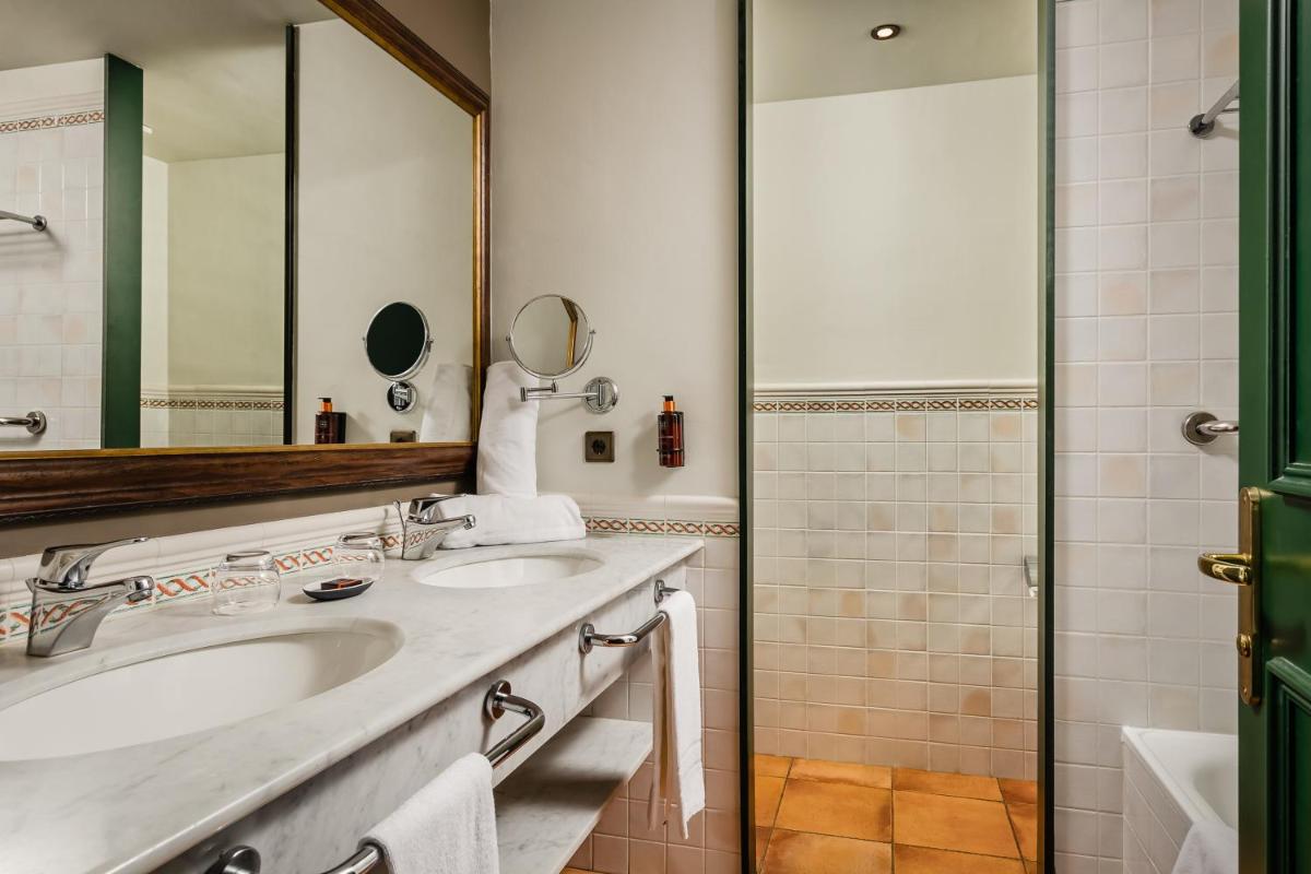 Un baño de Hotel TorreMirona Golf & Spa