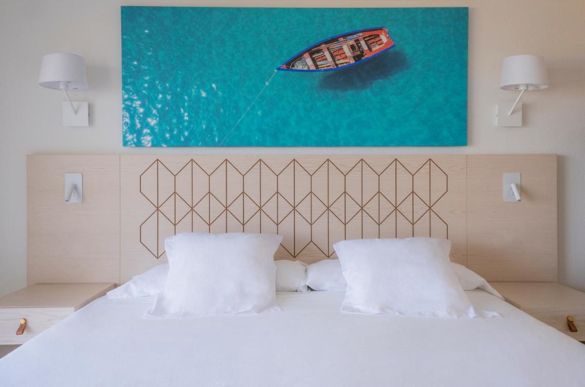 Cama o camas de una habitación en Iberostar Waves Royal Andalus