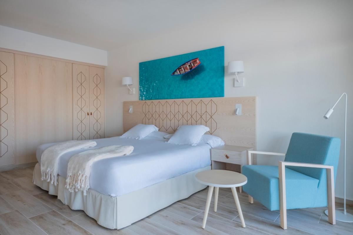 Cama o camas de una habitación en Iberostar Waves Royal Andalus