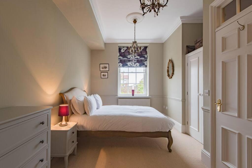 Admiralty House - Housity