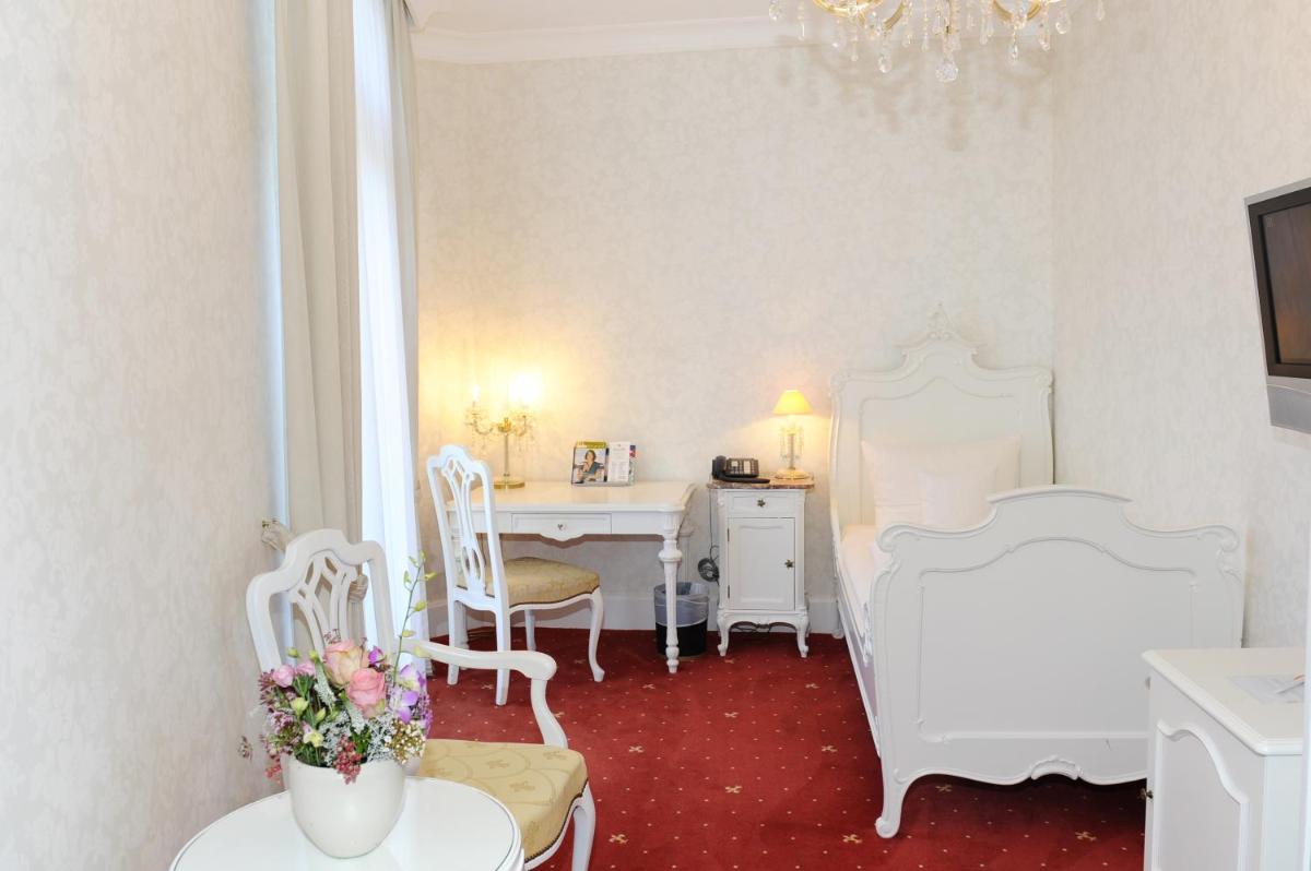 HELIOPARK Bad Hotel Zum Hirsch - Housity