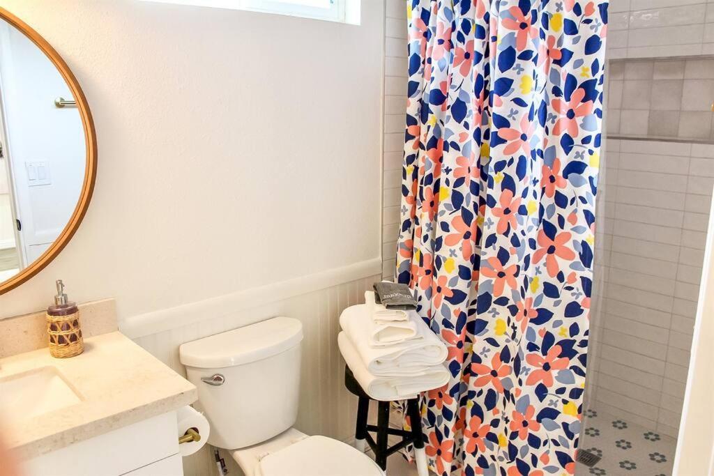 Newly Remodeled Sunshine Studio w/ Hot Tub (50) - Housity