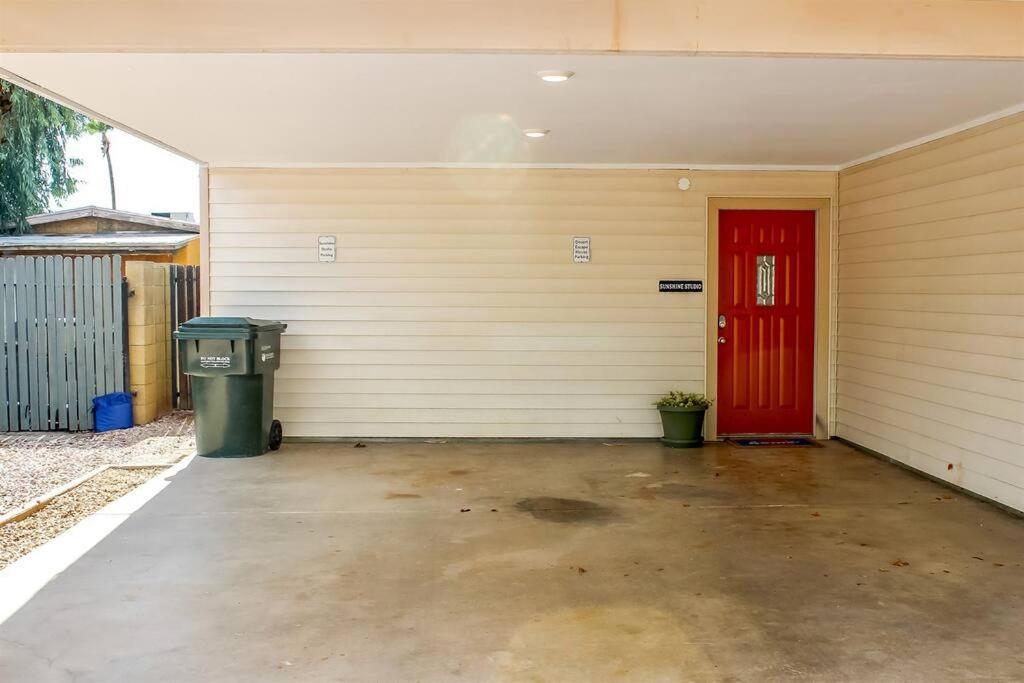 Newly Remodeled Sunshine Studio w/ Hot Tub (50) - Housity