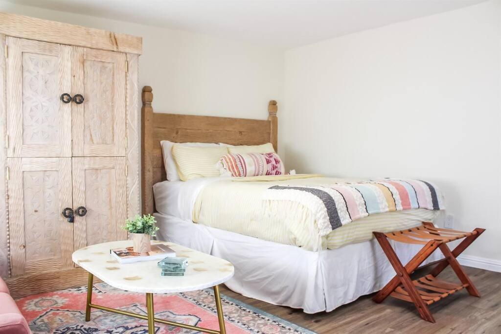Newly Remodeled Sunshine Studio w/ Hot Tub (50) - Housity