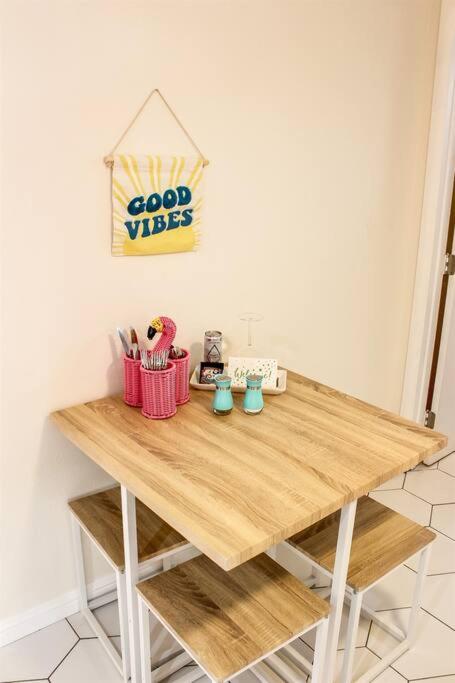 Newly Remodeled Sunshine Studio w/ Hot Tub (50) - Housity