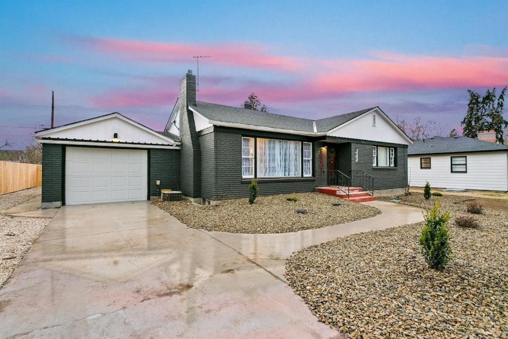 Suitetrails - CUTE Remodeled Midcentury Cottage on Boise Bench