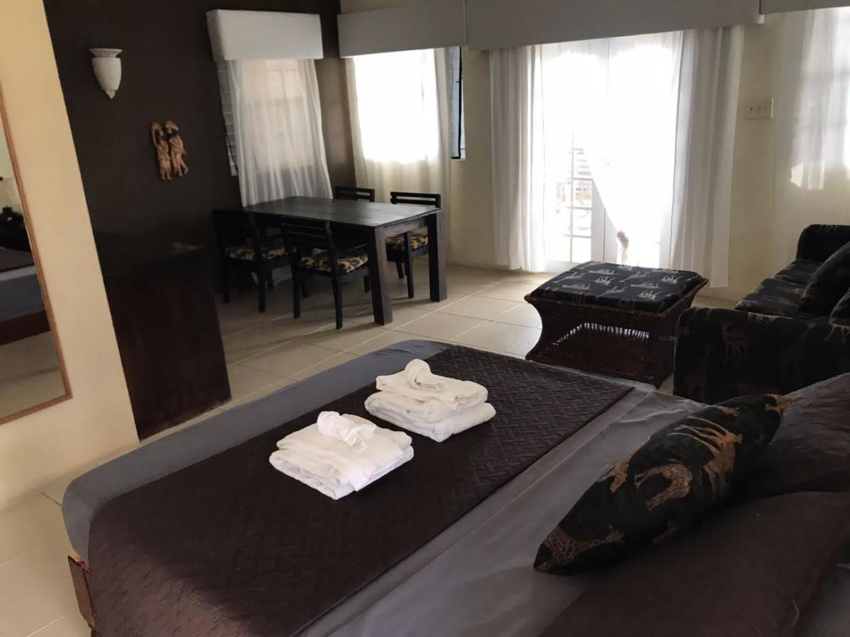 Moxons Beach Club - Housity