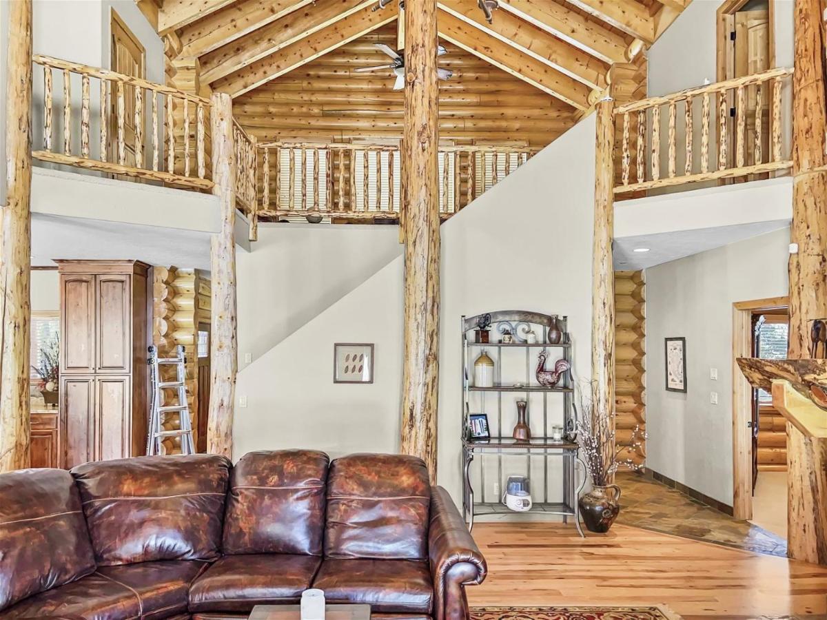 The Getaway Log Cabin - Housity